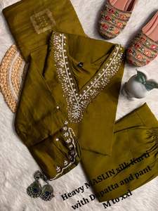 Conjunto de Kurta, Pantalón y Dupatta de Muselina Pesada, Seda y Viscosa, Color Liso Natural, Estilo Étnico para Mujer, Bordado, Tallas M a XXL, Tradicional - Product Image 4