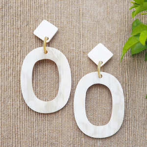 Boucles d'oreilles en os artisanales avec accent d'agate et finition antique | Bijoux de boucles d'oreilles en corne de buffle d'eau de mode naturelle du Vietnam - Product Image 1