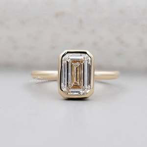 Bague de fiançailles solitaire en diamant de laboratoire taille émeraude certifiée IGI pour femme avec sertissage clos en or - Product Image 1