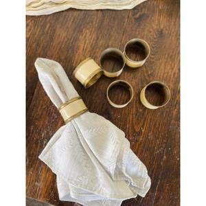 Anneaux de serviette en laiton de haute qualité avec finition martelée et ajout de texture et d'élégance à toute occasion de dîner formelle - Product Image 1