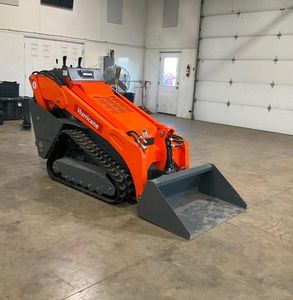 Minicargadora Hurricane HRC600L con Motor, Caja de Cambios, Bomba Hidráulica de Alta Eficiencia y Sistema de Engranajes - Product Image 1