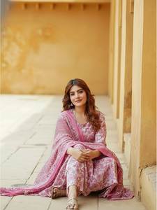 Estamos lanzando la mejor colección de conjuntos de kurta de rayón estampado en varios colores, con cuello redondo, para uso diario, oficina y fiestas, para adultos. - Product Image 4