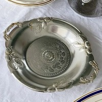 Assiette de présentation en relief floral argenté vintage avec poignées ornées pour décor de table à manger et plat de service à usage domestique festif