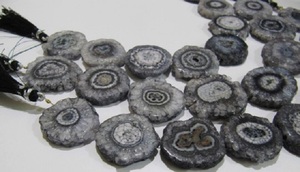 Cuentas de piedra de cuarzo solar gris de 25mm hebra de forma elegante de 10 pulgadas de largo para la fabricación de joyas - Product Image 4