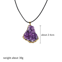 Collier pendentif tendance en améthyste naturelle brute plaqué or, style vintage, avec grappe de cristaux géométriques, cadeau idéal pour les fêtes