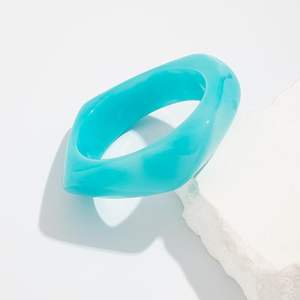 กำไลข้อมือเรซิ่นทรงสี่เหลี่ยมหลากสีสไตล์แฟชั่นฤดูร้อนแบบโอเวอร์ไซส์ เนื้อสัมผัสกึ่งโปร่งแสง - Product Image 2