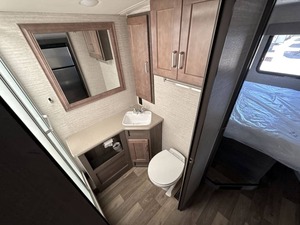 Caravane de camping-car Winnebago V-i-s-t-a 29V d'occasion 2021 à vendre pour le camping et les voyages - Product Image 3