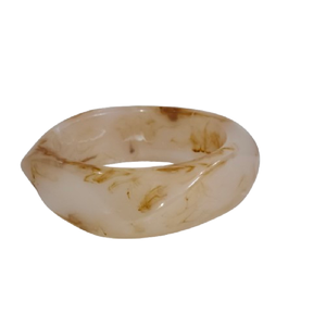 Brazalete de Resina Acrílica con Patrón Ondulado y Veteado Crema, Duradero, Orgánico, de Tono Neutro, Diseño de Espiral, Grueso, de Diseñador - Product Image 1