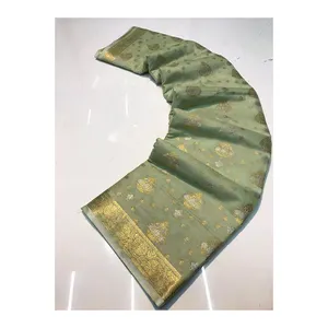 Saree en soie douce en mousseline pure avec un design de tissage en or et argent avec un riche pallu et un chemisier entièrement en brocart