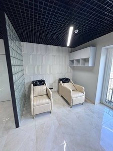 Moderna y Lujosa Cama Reclinable para Lavado de Cabello en Cuero Sintético Blanco con Reposapiés Ajustable y Lavabo de Cerámica Negra para Salón de Belleza - Product Image 2