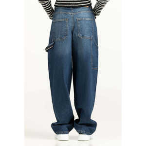 กางเกงยีนส์เดนิมเอวสูงทรงขากว้างสำหรับผู้หญิง รุ่น WM-JNS-SS25-006 ระบายอากาศได้ดี ซักได้ สไตล์วินเทจ ทรงขาบานหลวมๆ แบบคาร์โก้ สไตล์ Y2K พร้อมโลโก้ - Product Image 2