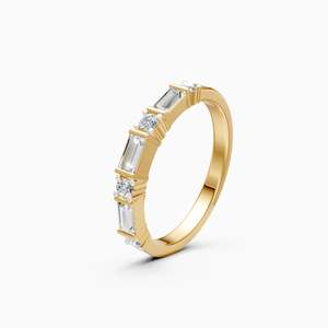 Anillo Apilable de Lujo Sostenible con Diamantes Cultivados en Laboratorio, Corte Baguette y Redondo, con 0.5 Ct |   En oro amarillo, blanco y rosa de 9 quilates - Product Image 3