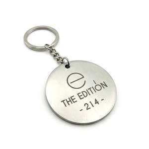 Porte-clés d'hôtel personnalisé en zinc plaqué or avec logo imprimé UV et émail souple - Product Image 3