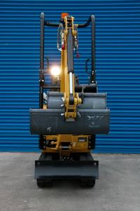 Micro-excavatrice CAT 300.9D, 1 tonne, diesel, compacte, avec hydraulique auxiliaire, parmi les meilleures ventes - Product Image 4