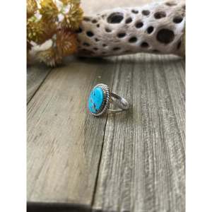 Anillo de Plata de Ley con Turquesa Kingman Hecho a Mano por los Navajo, con Engaste de Oro Rosa, Talla 7.25, Regalo, Marca Privada Licenciada 'IS' - Product Image 4