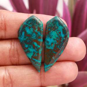 ต่างหูพลอยคริสโคลาธรรมชาติ DHORGEMS รูปทรงคาโบชอง สีฟ้า-เขียว รูปทรงมาร์ควิส/ลูกแพร์/วงรี/ทรงแฟนซี - Product Image 5