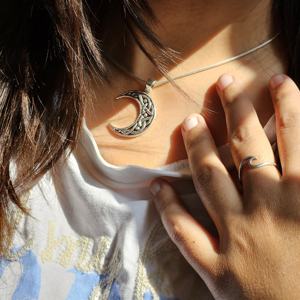 Colgante Religioso de Plata Oxidada con Diseño de Luna Celta - Product Image 2