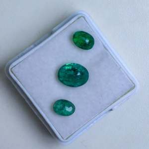 พลอยสีเขียวเจียระไนทรงรีทรงรีมรกตธรรมชาติจากผู้ผลิตอินเดียสำหรับทำเครื่องประดับอัญมณีหลวม - Product Image 4