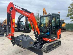 Mini-excavatrice sur chenilles orange et noire avec cabine, chenilles et éclairage à vendre - Kubota KX027-4 - Product Image 2