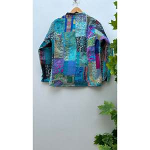 Veste en patchwork de soie bohème faite à la main, réversible, avec coque en cuir brodée, logo personnalisé, rembourrage en coton pour la saison d'automne - Product Image 5