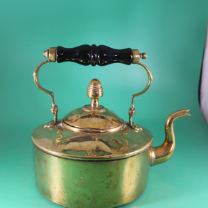 Té de latón antiguo con diseño tradicional y mango de baquelita Hervidor de latón retro con pátina - Product Image 1