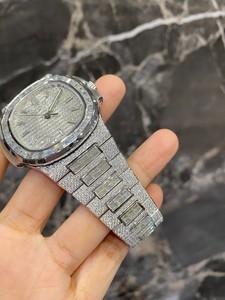 Montre de luxe unisexe 40 mm en acier inoxydable avec mouvement Miyota à quartz, sertie de moissanite de qualité supérieure taille baguette VVS, idéale pour les mariages - Product Image 4