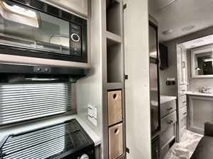 Autocaravana de Lujo Thor Motor 2024 Quantum de Aluminio, Emisión Euro 5, Capacidad para 4-6 Pasajeros, Piso Acrílico, Lavavajillas, Horno Microondas - Product Image 2