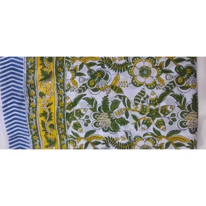 Écharpe en coton doux imprimée à la main avec pompons dessinés à la main, accessoire élégant - Product Image 3