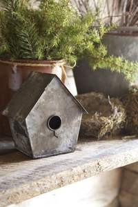 Atractiva casa colgante de metal para pájaros al aire libre con un revestimiento galvanizado resistente a la intemperie para jardín - Product Image 5