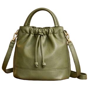 กระเป๋าถังหนังสีเขียวมะกอกดูเหมือนจะคล้ายกับรุ่นจากแบรนด์เช่นหรือกระเป๋าหนัง tuscany - Product Image 1