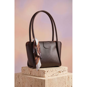 Sac à main et épaule en cuir avec détail élégant en écharpe couleur café, en cuir durable - Product Image 1