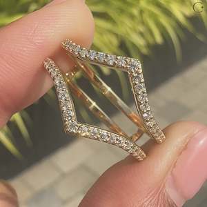 แหวนแต่งงานรูปตัววีประดับเพชรทรงกลม คอลเลคชั่นแหวนเพชรสุดหรู - Product Image 2