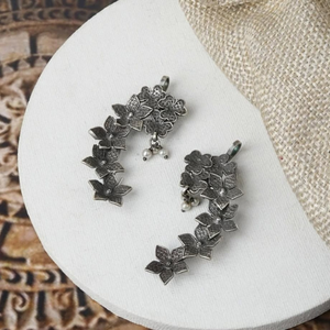 Pendientes de Media Luna Florales de Plata Oxidada Hechos a Mano con Diseño Étnico Tradicional - Product Image 2