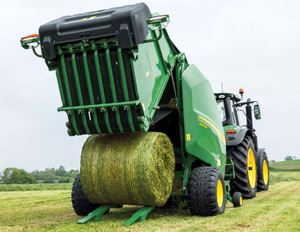 Presse à balles polyvalente John Deere 461M avec balles de 4 x 6 pieds et ramasseur Mega Wide HC2 pour une efficacité de récolte maximale maintenant - Product Image 3
