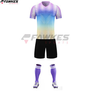 Maillot d'entraînement de football personnalisé Ensemble d'uniformes à manches courtes et shorts Uniformes de football en tissu polyester de conception supérieure - Product Image 5