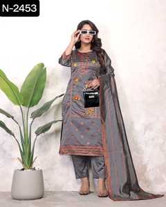 Ropa festiva con estampado de muselina pura Kurti listo con pantalón y Dupatta para mujer Ropa étnica con conjunto de Kurtis de trabajo impreso - Product Image 2