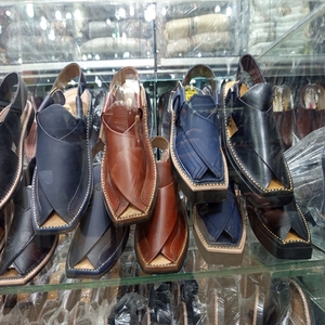 Mejor precio Hombres Peshawari Chappal en tarifa al por mayor y MOQ bajo Zapatos de hombre hechos a medida 2025 - Product Image 1