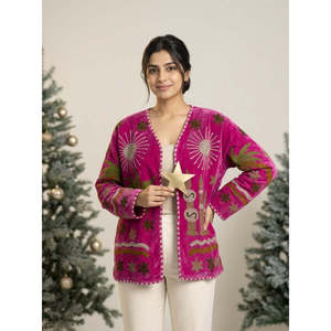 Vestes Suzani en velours brodé réversible, épaisses, à épaules tombantes, pour l'hiver - Manteau rose magenta par Marusthali Sun - Product Image 1