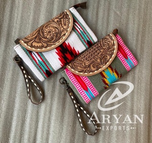 Pochette en cuir usiné aztèque faite à la main élégante femmes couverture de selle portefeuilles en cuir pochette de bracelet en cuir usiné de haute qualité - Product Image 1