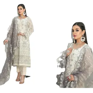 2024年、プレミアムなパキスタン & インドのドレス、一流の品質と重い刺繍が施され、パーティーウェアに最適です。