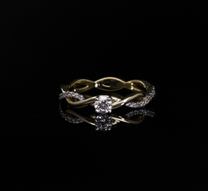 Anillo de diamante natural de oro amarillo de 14 quilates Diseño de banda retorcida delicada con una sola punta-Juego de diamantes de centro Elegancia sutil - Product Image 3