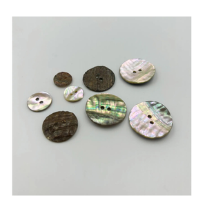 กระดุมเปลือกหอยทำด้วยมือที่เป็นเอกลักษณ์จากวัสดุเปลือกมหาสมุทรสำหรับตกแต่งเสื้อผ้าที่เป็นมิตรกับสิ่งแวดล้อมและผลิตแฟชั่นส่งออก - Product Image 1