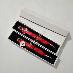 Pince à cils GETUP BROSONS IMPEX en acier inoxydable de haute qualité, isolation/90 degrés, breloques personnalisées, revêtement en poudre rouge - Product Image 1
