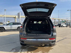 Jeep Grand Cherokee Overland 2024 Usado en Excelentes Condiciones - Product Image 3