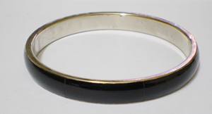 Bracelet en cuivre noir minimaliste de luxe avec incrustation d'émail pour femmes, bracelet manchette tendance et fin, ton argenté, élégant et poli, métallique - Product Image 3