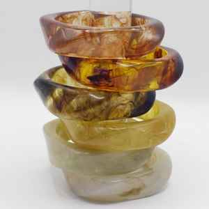 Brazalete de resina brillante hecho a mano Accesorio ligero y elegante para uso diario - Product Image 1