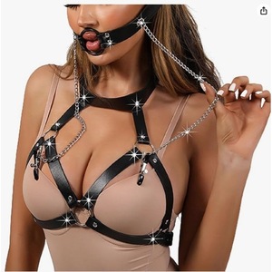 Ensemble de jeu de rôle sensuel en cuir noir : collier de cou, pinces à tétons, corset et bustier - Product Image 1