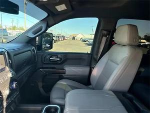 รถ GMC Sierra 2500 SLT ปี 2023 มือสอง เครื่องยนต์เทอร์โบ ขับเคลื่อนสี่ล้อ ภายในสีอ่อน หุ้มเบาะหนัง - Product Image 2