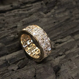 Bague de luxe pour femme, tendance, en or 18 carats, sertie de diamants baguette cultivés en laboratoire, taille brillant, certifiée IGI - Product Image 1