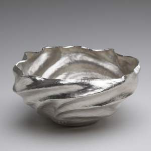 Elegante tazón de aluminio fundido que ofrece una superficie metálica reflectante única, ideal para ideas creativas de decoración de interiores. - Product Image 6